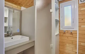 Accès Piscine Extérieure Saisonnière | Espace Confortable avec Accès au Court de Tennis - Image 2