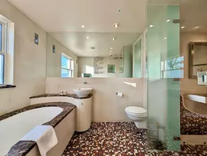 Stunning 4 Bedroom House in Old Windsor - Image 4