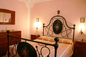 Panoramic villa surrounded by vineyards and olive groves, 5 km from Montepulciano and Torrita di Sie - Image 4