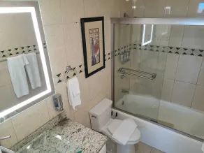 Cute condo with ocean view pool, bar, free parking and gym! - Image 2