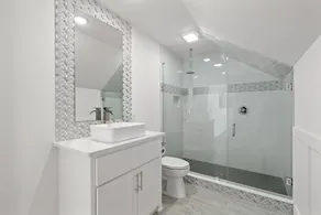 Brand NEW Expansive Coastal Home w/ Custom Furnishings Sleeps 15 - Image 4