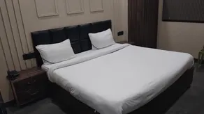 OnlyStay GSM Near Prem Mandir - Image 5