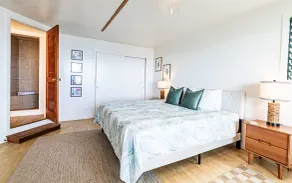 Oceanfront in Hilo Hale Kai Suites Bamboo Room - King Bed, Private Bathroom - Image 5