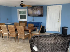 Luxury Holiday Vaca Here! Large outdoor space and dock. Lg hot tub and pool! - Image 5