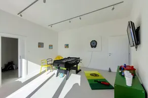 Villa moderna con piscina riscaldata, idromassaggio, campo da pallavolo e calcetto - Image 3