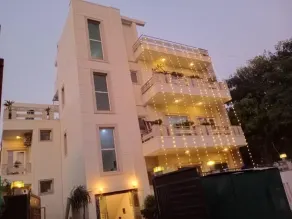5 minute walk to MG Road Metro, bustling area of Gurgaon - Image 3