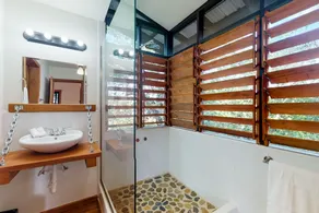 Quiet treehouse cabana with veranda, hammock, WiFi & partial AC - walk to beach - Image 3