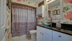 LAST MINUTE DEAL, Charming Elevated Duplex – Relaxing Beach Getaway Near Anna Maria Island- Bay access - Image 2