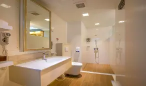 Corona Motel - Image 5