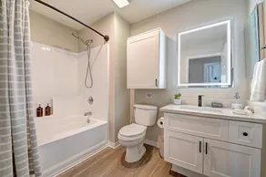 Sky Luxury 2BDRM Suite | Deluxe Living Cali - Image 5