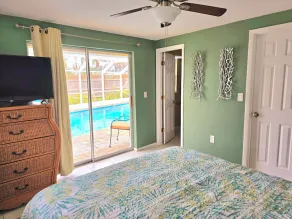 Maison privée avec piscine chauffée. Marcher ou faire du vélo au parc Shamrock et à proximité des plages - Image 5