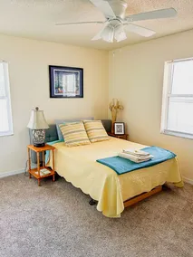Private Room at Crystal River Retreat with Salt Water Pool - Image 5