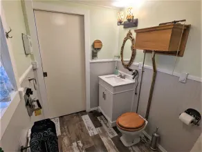 Ticketmaster Chamber - Historic Lakefront Studio Cabin with Kayaking - Image 3