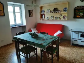 Lille hus nedsænket i skovens stilhed - Image 4