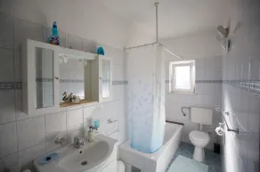 2-Zimmer-Ferienwohnung mit Balkon und Meerblick Postira, Brac (A-12291-a) - Image 2