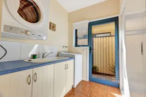 Beautiful waterfront accommodation on the canals in Paynesville. - Image 4