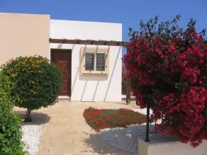 Luxurious Beach Villa with Sea Views and Stunning Location - Image 4