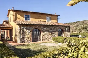 Two-room apartment, approximately 38 square meters, sleeps 4. Finely furnished and comprising a kitchenette equipped with dishes, an oven, a refrigerator with freezer, satellite TV, a living room with a double sofa bed, a double bedroom, and a private ba - Image 5