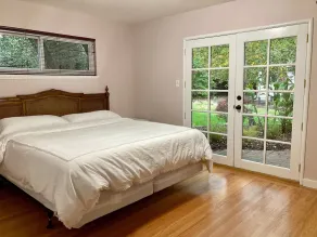 Renovated Mid-Century Garden Retreat: Your Perfect Getaway! - Image 4