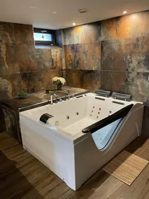 Romantic suite with whirlpool bath - Image 3