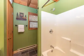 Spacious Cedar Chalet w/ Hot Tub & Pool Table - Image 5