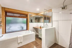 Trinder Retreat Luxe Nature Escape Alfresco Bath - Image 5