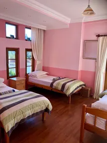 Perfect location 2 minutes to all amenities, bars/bus/restaurants and shops. - Image 3