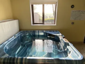 Bøg - 2 soveværelser lakefront sommerhus med fiskeri, indendørs pool og hot tub - Image 3