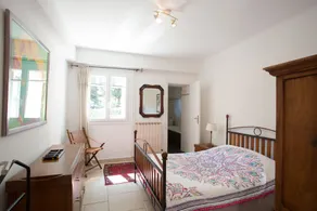 Characterful house with a garden and a swimming pool - Image 4
