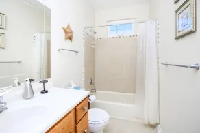 Dieser fabelhafte Küstencharmer mit 4 Schlafzimmern ist nur wenige Minuten von Chincoteague Island, Heimat der Wildnis P, entfernt - Image 3