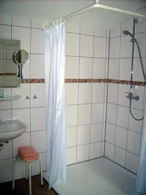 Gemütlich eingerichtete Appartements, barrierefrei mit großer Terrasse am See - Image 2