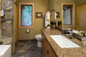 Spectaculaire maison de luxe / cabine, bain à remous, cadre magnifique et privé sur le lac Tumalo, Bend Oregon - Image 2