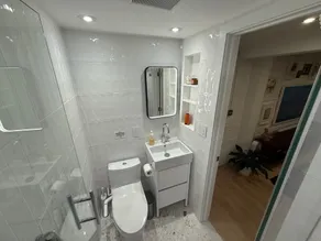 Renovated Designer Garden Suite - Private Patio - Image 4