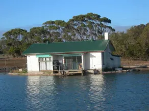 Fly  Lodge - Stay only - Image 3