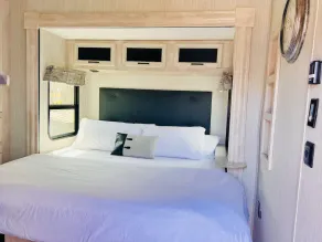 Lakefront 1 bedroom tiny home - Image 4
