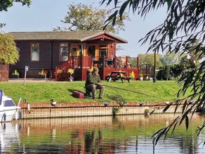 Riverside Wooden Lodge, Stratford-upon-Avon - Image 5