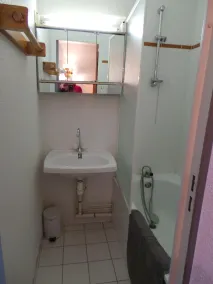 Apartamento al pie de las pistas con dormitorio independiente, vista a la montaña. - Image 2