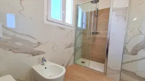 Appartement 'Spiagge Bianche' avec vue sur mer, balcon et climatisation - Image 2