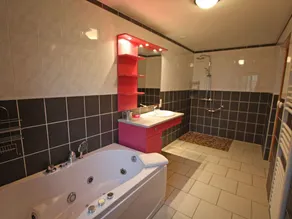 Gîte spacieux avec terrasse, confort moderne dans un cadre verdoyant et propice aux balades. - Image 4