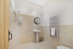 5 Bed Barn Conversion - with private hot tub - Image 3