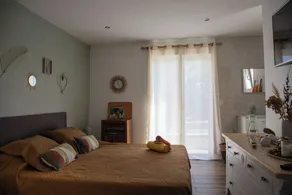 Very nice air-conditioned apartment with heated pool in charming villa. - Image 5