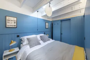 Canal-side architect-designed tiny house - Image 4