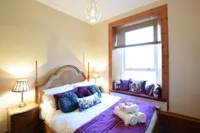 JOIVY Classic Apt with Castle Views in Old Town - Image 5