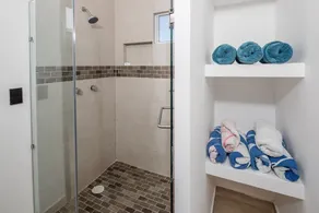 Modern Lux Town Home, 5 Min from Public Beach & Walmart - Image 4