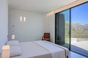 4 bedroom accommodation in Siros - Image 3