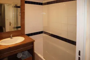 Ski-in/ski-out & foot of the slopes, 1st floor, swimming pool, sauna, balcony, tv, ski locker, 34m² - Image 4