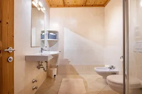 Holiday Apartment \"Schreiberhof Panorama\" with Mountain View, Shared Garden and Wi-Fi - Image 3