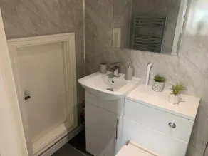 One bedroom apartment with en-suite & patio - Image 4