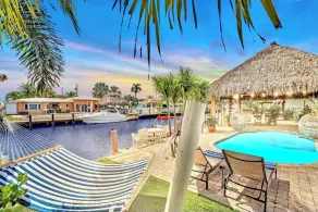 2 miles from the beach! Heated pool/Hot tub/free kayaks & so much more  - Image 4