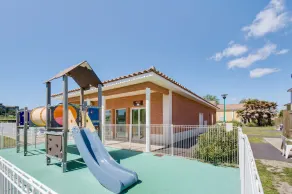 Modern 2-Bedroom Vineyard House - Image 3